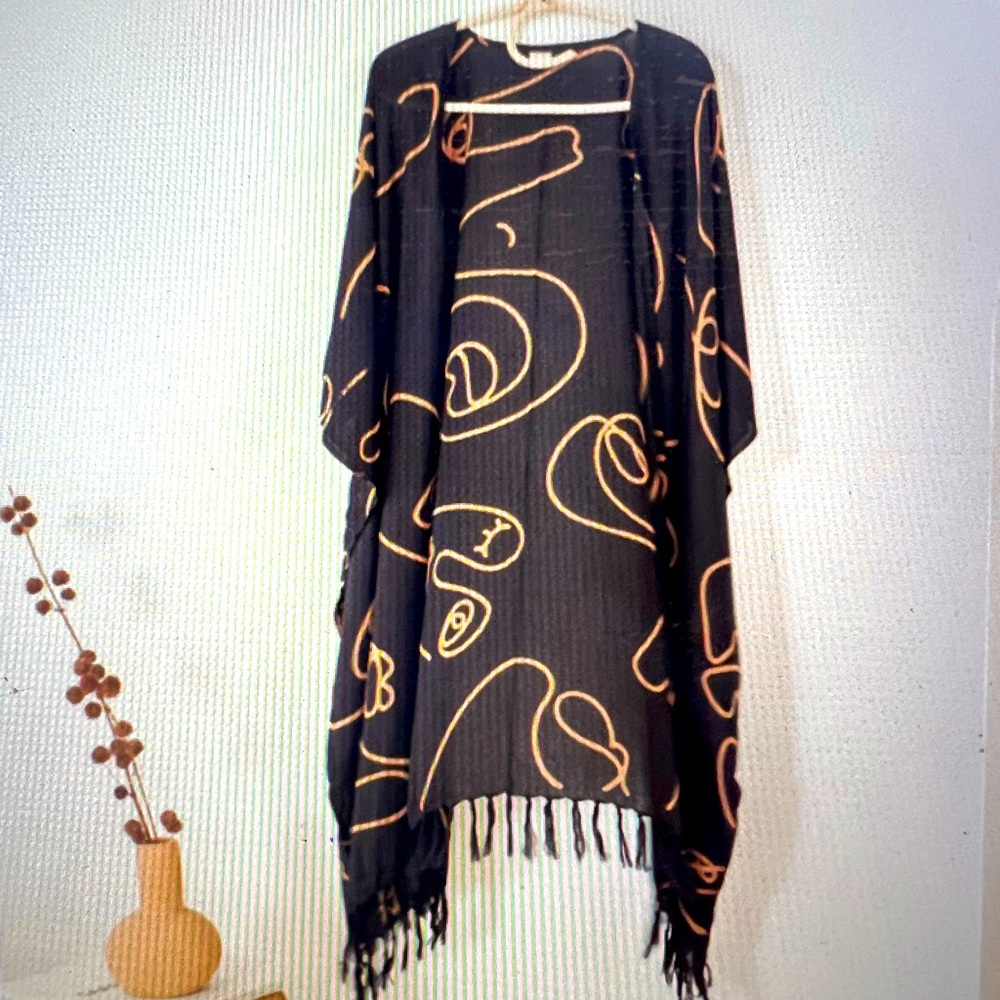 One size fits all Faces Kimono in black